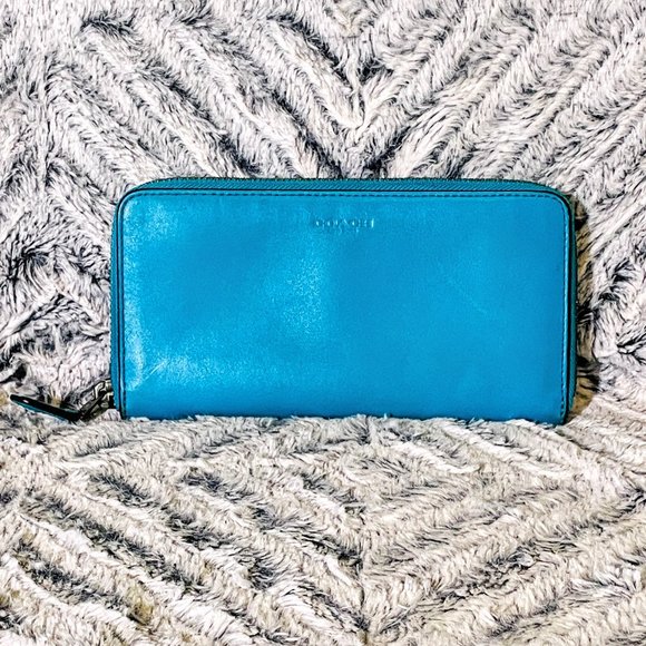 GUC - COACH ACCORDION ZIP WALLET (F54300)